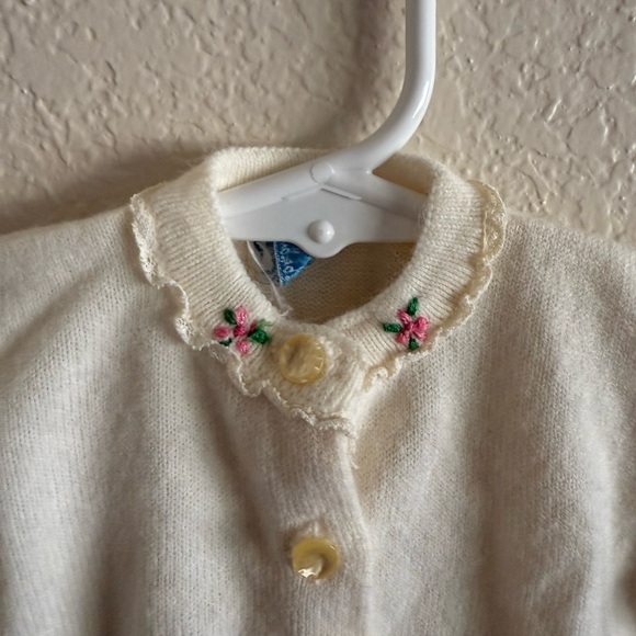 Vintage Julius Berger Baby Cream Sweater with embroidered flowers and lace trim - Picture 2 of 5